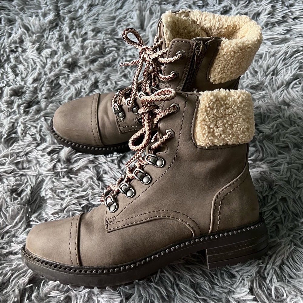 ADORABLE BOOTIES WITH SHERPA DETAILS
